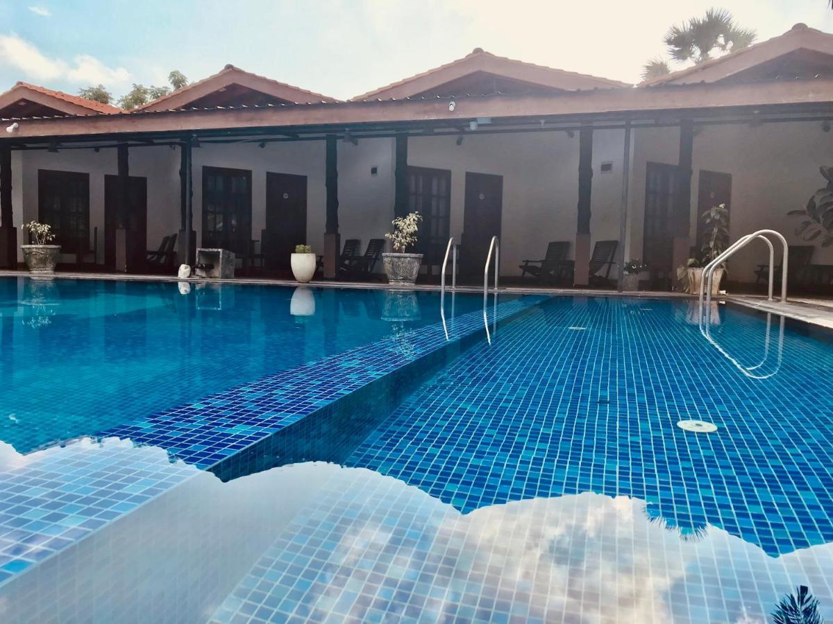 Paris Garden Resort Trincomalee Eksteriør bilde